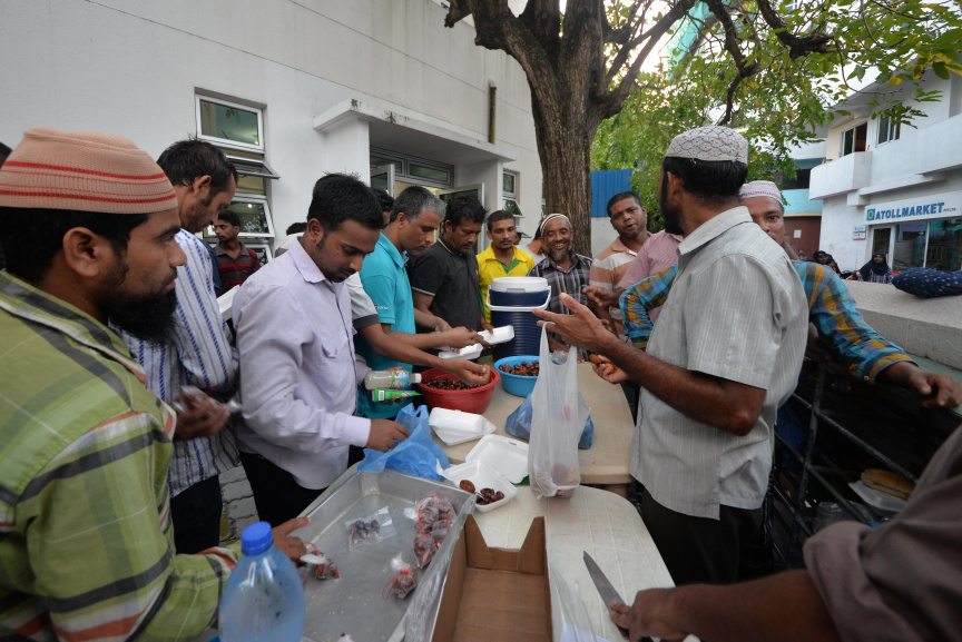 މާލޭގެ މިސްކިތެއްގައި ރޯދަ ވީއްލަން ބަޔަކު ތައްޔާރު ވަނީ: ރަމަޟާން މަހު މިސްކިތްތަކަށް ރޯދަ ވީއްލަންދާ މީހުންގެ ތެރެއިން ގިނައީ ބިދޭސީން --- ސަން ފޮޓޯ/ މުހައްމަދު އަފްރާހް