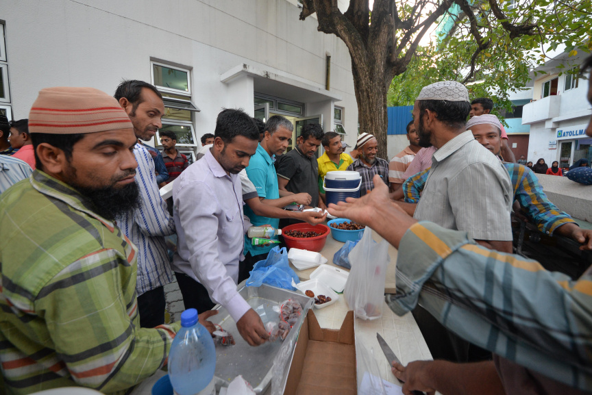 މާލޭގެ މިސްކިތެއްގައި ރޯދަ ވީއްލަން ބަޔަކު ތައްޔާރު ވަނީ: ރަމަޟާން މަހު މިސްކިތްތަކަށް ރޯދަ ވީއްލަންދާ މީހުންގެ ތެރެއިން ގިނައީ ބިދޭސީން --- ސަން ފޮޓޯ/ މުހައްމަދު އަފްރާހް