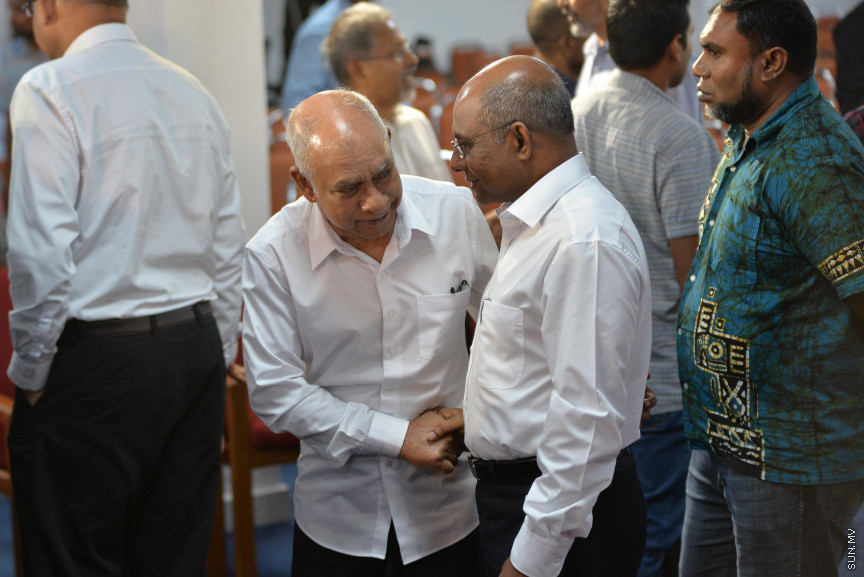 ޑރ. އަބްދުލްމަޖީދުގެ ތައުބީރުގެ ޖަލްސާގެ ތެރެއިން: ޑރ. އަބްދުލްމަޖީދުގެ ތައުބީރުގެ ޖަލްސާގައި އެމަނިކުފާނުގެ އަނބިކަނބަލުންނާއި ދަރިންގެ އިތުރުން އެމަނިކުފާނުގެ އަރިހުގައި މަސައްކަތްކުރެއްވި އަދި ހެޔޮއެދޭ ގިނަ ފަރާތްތަކަކުން ބައިވެރިވަޑައިގަތް --- ސަން ފޮޓޯ/ މުހައްމަދު އަފްރާހް