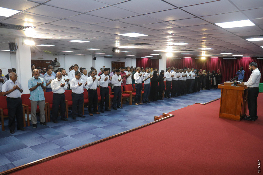 ޑރ. އަބްދުލްމަޖީދުގެ ތައުބީރުގެ ޖަލްސާގެ ތެރެއިން: ޑރ. އަބްދުލްމަޖީދުގެ ތައުބީރުގެ ޖަލްސާގައި އެމަނިކުފާނުގެ އަނބިކަނބަލުންނާއި ދަރިންގެ އިތުރުން އެމަނިކުފާނުގެ އަރިހުގައި މަސައްކަތްކުރެއްވި އަދި ހެޔޮއެދޭ ގިނަ ފަރާތްތަކަކުން ބައިވެރިވަޑައިގަތް --- ސަން ފޮޓޯ/ މުހައްމަދު އަފްރާހް