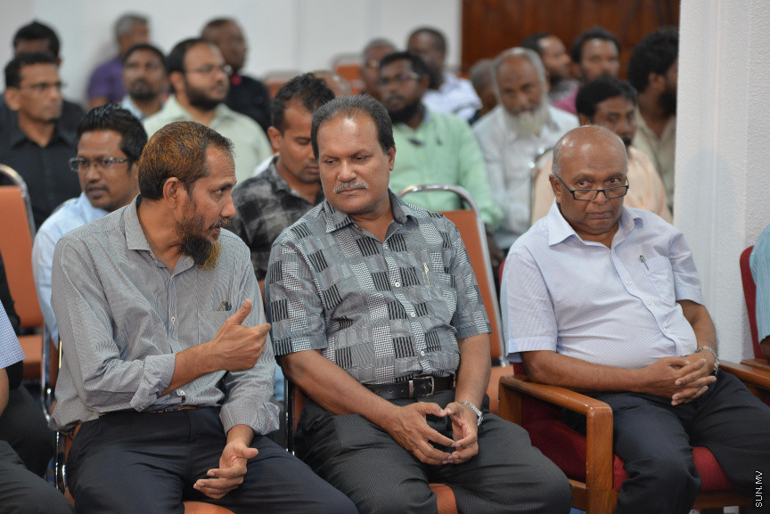 ޑރ. އަބްދުލްމަޖީދުގެ ތައުބީރުގެ ޖަލްސާގެ ތެރެއިން: ޑރ. އަބްދުލްމަޖީދުގެ ތައުބީރުގެ ޖަލްސާގައި އެމަނިކުފާނުގެ އަނބިކަނބަލުންނާއި ދަރިންގެ އިތުރުން އެމަނިކުފާނުގެ އަރިހުގައި މަސައްކަތްކުރެއްވި އަދި ހެޔޮއެދޭ ގިނަ ފަރާތްތަކަކުން ބައިވެރިވަޑައިގަތް --- ސަން ފޮޓޯ/ މުހައްމަދު އަފްރާހް