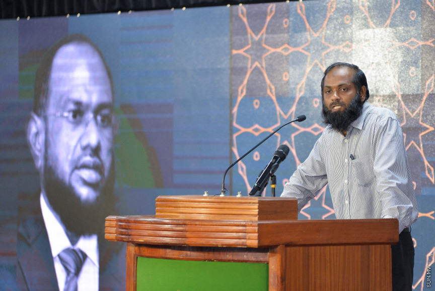 ޑރ. އަބްދުލްމަޖީދުގެ ތައުބީރުގެ ޖަލްސާގެ ތެރެއިން: ޑރ. އަބްދުލްމަޖީދުގެ ތައުބީރުގެ ޖަލްސާގައި އެމަނިކުފާނުގެ އަނބިކަނބަލުންނާއި ދަރިންގެ އިތުރުން އެމަނިކުފާނުގެ އަރިހުގައި މަސައްކަތްކުރެއްވި އަދި ހެޔޮއެދޭ ގިނަ ފަރާތްތަކަކުން ބައިވެރިވަޑައިގަތް --- ސަން ފޮޓޯ/ މުހައްމަދު އަފްރާހް