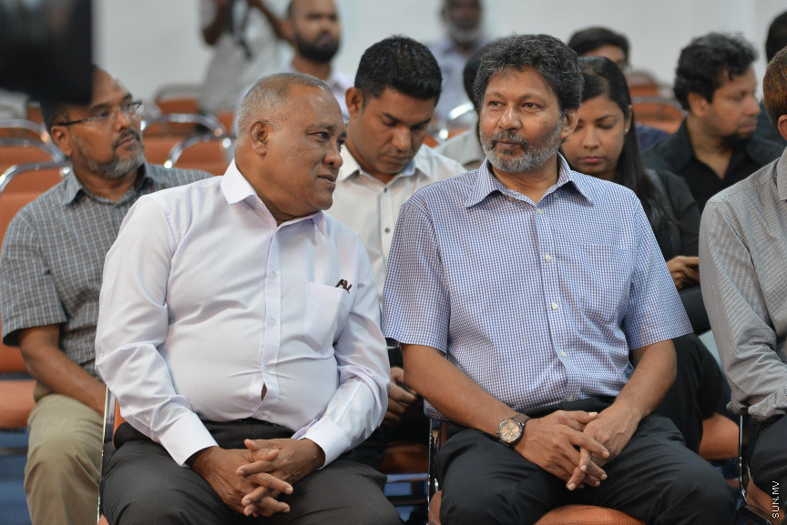 ޑރ. އަބްދުލްމަޖީދުގެ ތައުބީރުގެ ޖަލްސާގެ ތެރެއިން: ޑރ. އަބްދުލްމަޖީދުގެ ތައުބީރުގެ ޖަލްސާގައި އެމަނިކުފާނުގެ އަނބިކަނބަލުންނާއި ދަރިންގެ އިތުރުން އެމަނިކުފާނުގެ އަރިހުގައި މަސައްކަތްކުރެއްވި އަދި ހެޔޮއެދޭ ގިނަ ފަރާތްތަކަކުން ބައިވެރިވަޑައިގަތް --- ސަން ފޮޓޯ/ މުހައްމަދު އަފްރާހް
