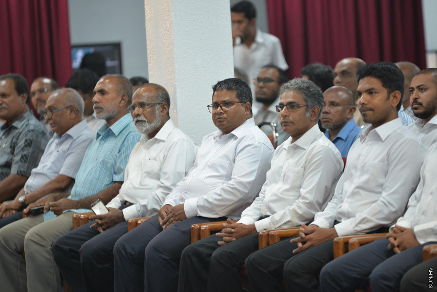 ޑރ. އަބްދުލްމަޖީދުގެ ތައުބީރުގެ ޖަލްސާގެ ތެރެއިން: ޑރ. އަބްދުލްމަޖީދުގެ ތައުބީރުގެ ޖަލްސާގައި އެމަނިކުފާނުގެ އަނބިކަނބަލުންނާއި ދަރިންގެ އިތުރުން އެމަނިކުފާނުގެ އަރިހުގައި މަސައްކަތްކުރެއްވި އަދި ހެޔޮއެދޭ ގިނަ ފަރާތްތަކަކުން ބައިވެރިވަޑައިގަތް --- ސަން ފޮޓޯ/ މުހައްމަދު އަފްރާހް