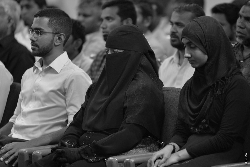 ޑރ. އަބްދުލްމަޖީދުގެ ތައުބީރުގެ ޖަލްސާގެ ތެރެއިން: ޑރ. އަބްދުލްމަޖީދުގެ ތައުބީރުގެ ޖަލްސާގައި އެމަނިކުފާނުގެ އަނބިކަނބަލުންނާއި ދަރިންގެ އިތުރުން އެމަނިކުފާނުގެ އަރިހުގައި މަސައްކަތްކުރެއްވި އަދި ހެޔޮއެދޭ ގިނަ ފަރާތްތަކަކުން ބައިވެރިވަޑައިގަތް --- ސަން ފޮޓޯ/ މުހައްމަދު އަފްރާހް