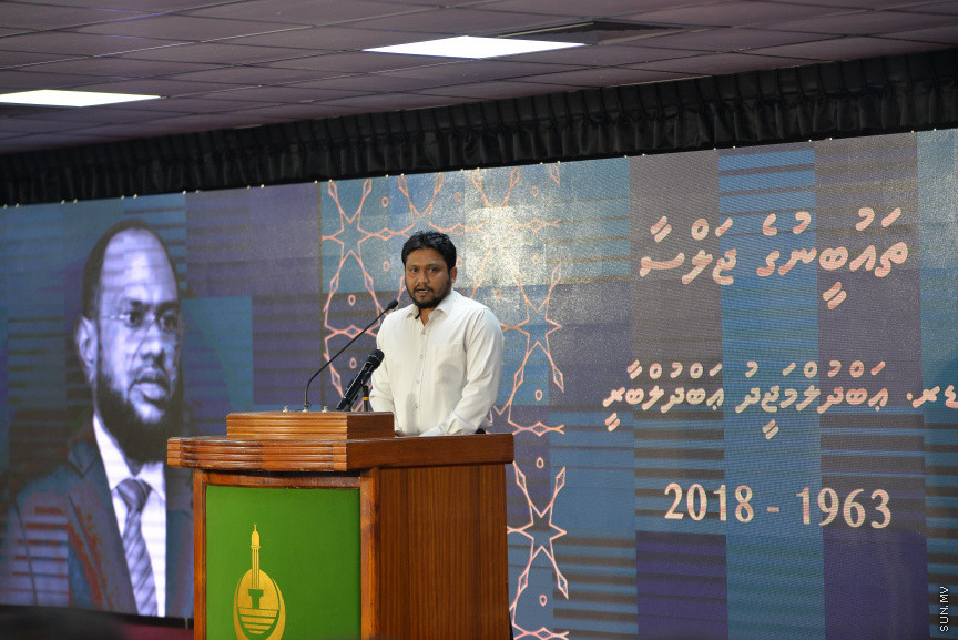 ޑރ. އަބްދުލްމަޖީދުގެ ތައުބީރުގެ ޖަލްސާގެ ތެރެއިން: ޑރ. އަބްދުލްމަޖީދުގެ ތައުބީރުގެ ޖަލްސާގައި އެމަނިކުފާނުގެ އަނބިކަނބަލުންނާއި ދަރިންގެ އިތުރުން އެމަނިކުފާނުގެ އަރިހުގައި މަސައްކަތްކުރެއްވި އަދި ހެޔޮއެދޭ ގިނަ ފަރާތްތަކަކުން ބައިވެރިވަޑައިގަތް --- ސަން ފޮޓޯ/ މުހައްމަދު އަފްރާހް
