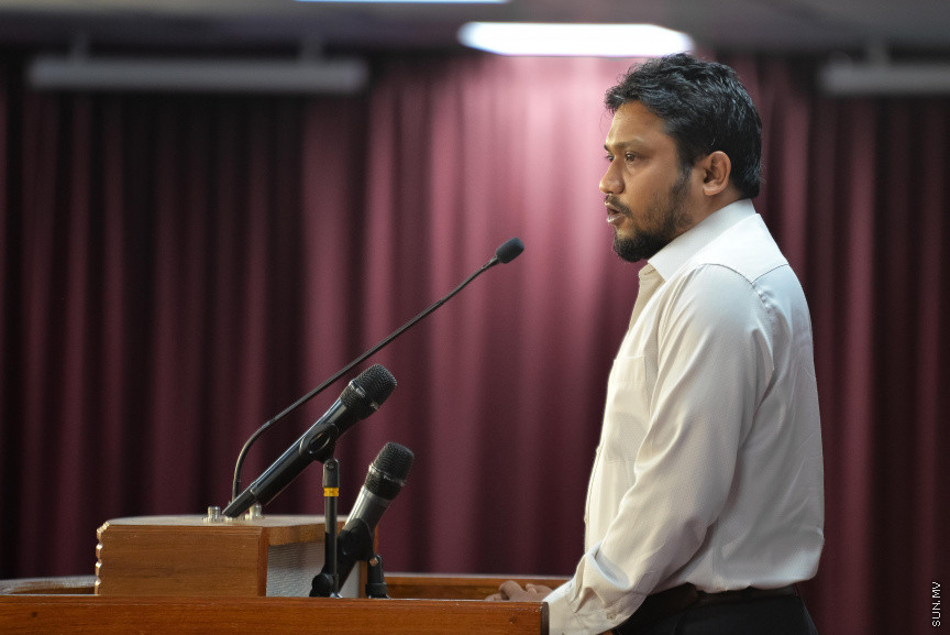 ޑރ. އަބްދުލްމަޖީދުގެ ތައުބީރުގެ ޖަލްސާގެ ތެރެއިން: ޑރ. އަބްދުލްމަޖީދުގެ ތައުބީރުގެ ޖަލްސާގައި އެމަނިކުފާނުގެ އަނބިކަނބަލުންނާއި ދަރިންގެ އިތުރުން އެމަނިކުފާނުގެ އަރިހުގައި މަސައްކަތްކުރެއްވި އަދި ހެޔޮއެދޭ ގިނަ ފަރާތްތަކަކުން ބައިވެރިވަޑައިގަތް --- ސަން ފޮޓޯ/ މުހައްމަދު އަފްރާހް