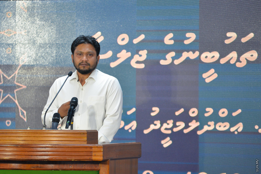 ޑރ. އަބްދުލްމަޖީދުގެ ތައުބީރުގެ ޖަލްސާގެ ތެރެއިން: ޑރ. އަބްދުލްމަޖީދުގެ ތައުބީރުގެ ޖަލްސާގައި އެމަނިކުފާނުގެ އަނބިކަނބަލުންނާއި ދަރިންގެ އިތުރުން އެމަނިކުފާނުގެ އަރިހުގައި މަސައްކަތްކުރެއްވި އަދި ހެޔޮއެދޭ ގިނަ ފަރާތްތަކަކުން ބައިވެރިވަޑައިގަތް --- ސަން ފޮޓޯ/ މުހައްމަދު އަފްރާހް