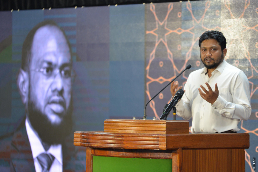 ޑރ. އަބްދުލްމަޖީދުގެ ތައުބީރުގެ ޖަލްސާގެ ތެރެއިން: ޑރ. އަބްދުލްމަޖީދުގެ ތައުބީރުގެ ޖަލްސާގައި އެމަނިކުފާނުގެ އަނބިކަނބަލުންނާއި ދަރިންގެ އިތުރުން އެމަނިކުފާނުގެ އަރިހުގައި މަސައްކަތްކުރެއްވި އަދި ހެޔޮއެދޭ ގިނަ ފަރާތްތަކަކުން ބައިވެރިވަޑައިގަތް --- ސަން ފޮޓޯ/ މުހައްމަދު އަފްރާހް