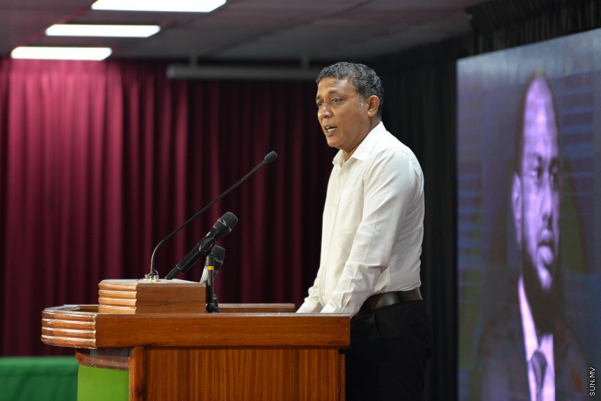 ޑރ. އަބްދުލްމަޖީދުގެ ތައުބީރުގެ ޖަލްސާގެ ތެރެއިން: ޑރ. އަބްދުލްމަޖީދުގެ ތައުބީރުގެ ޖަލްސާގައި އެމަނިކުފާނުގެ އަނބިކަނބަލުންނާއި ދަރިންގެ އިތުރުން އެމަނިކުފާނުގެ އަރިހުގައި މަސައްކަތްކުރެއްވި އަދި ހެޔޮއެދޭ ގިނަ ފަރާތްތަކަކުން ބައިވެރިވަޑައިގަތް --- ސަން ފޮޓޯ/ މުހައްމަދު އަފްރާހް