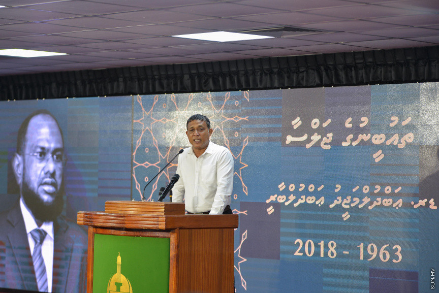 ޑރ. އަބްދުލްމަޖީދުގެ ތައުބީރުގެ ޖަލްސާގެ ތެރެއިން: ޑރ. އަބްދުލްމަޖީދުގެ ތައުބީރުގެ ޖަލްސާގައި އެމަނިކުފާނުގެ އަނބިކަނބަލުންނާއި ދަރިންގެ އިތުރުން އެމަނިކުފާނުގެ އަރިހުގައި މަސައްކަތްކުރެއްވި އަދި ހެޔޮއެދޭ ގިނަ ފަރާތްތަކަކުން ބައިވެރިވަޑައިގަތް --- ސަން ފޮޓޯ/ މުހައްމަދު އަފްރާހް