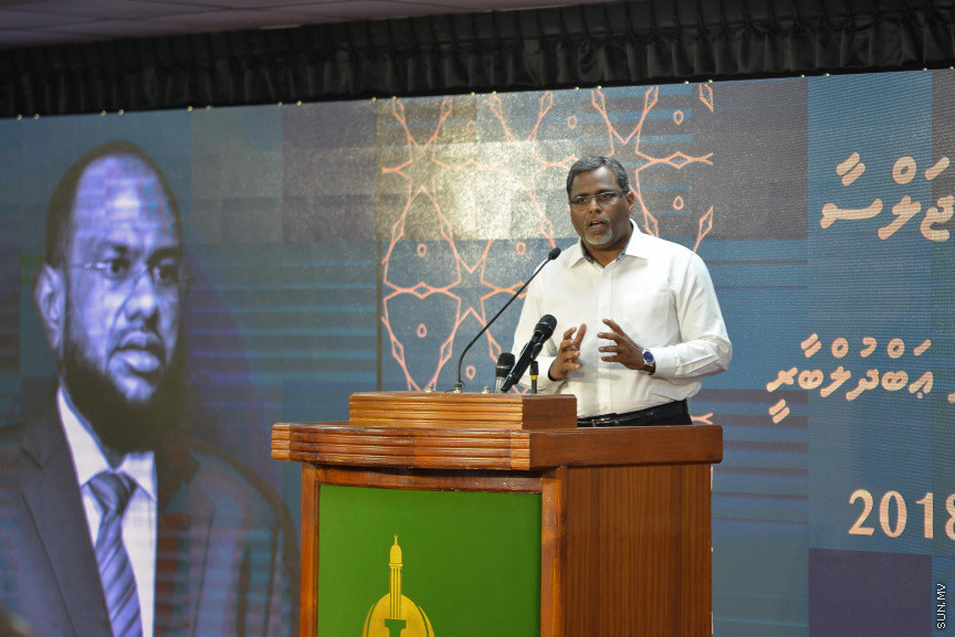 ޑރ. އަބްދުލްމަޖީދުގެ ތައުބީރުގެ ޖަލްސާގެ ތެރެއިން: ޑރ. އަބްދުލްމަޖީދުގެ ތައުބީރުގެ ޖަލްސާގައި އެމަނިކުފާނުގެ އަނބިކަނބަލުންނާއި ދަރިންގެ އިތުރުން އެމަނިކުފާނުގެ އަރިހުގައި މަސައްކަތްކުރެއްވި އަދި ހެޔޮއެދޭ ގިނަ ފަރާތްތަކަކުން ބައިވެރިވަޑައިގަތް --- ސަން ފޮޓޯ/ މުހައްމަދު އަފްރާހް