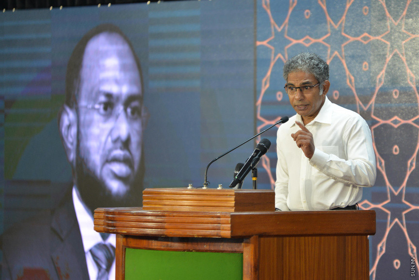 ޑރ. އަބްދުލްމަޖީދުގެ ތައުބީރުގެ ޖަލްސާގެ ތެރެއިން: ޑރ. އަބްދުލްމަޖީދުގެ ތައުބީރުގެ ޖަލްސާގައި އެމަނިކުފާނުގެ އަނބިކަނބަލުންނާއި ދަރިންގެ އިތުރުން އެމަނިކުފާނުގެ އަރިހުގައި މަސައްކަތްކުރެއްވި އަދި ހެޔޮއެދޭ ގިނަ ފަރާތްތަކަކުން ބައިވެރިވަޑައިގަތް --- ސަން ފޮޓޯ/ މުހައްމަދު އަފްރާހް