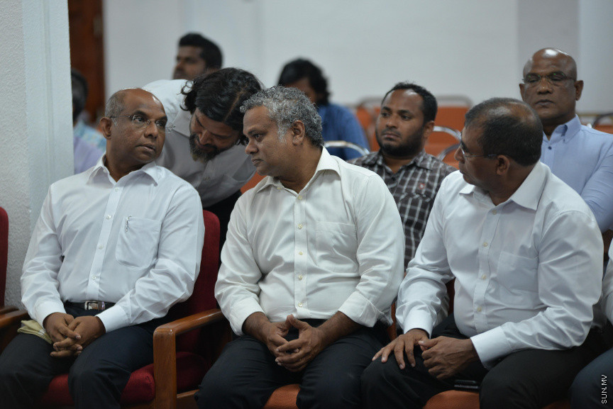 ޑރ. އަބްދުލްމަޖީދުގެ ތައުބީރުގެ ޖަލްސާގެ ތެރެއިން: ޑރ. އަބްދުލްމަޖީދުގެ ތައުބީރުގެ ޖަލްސާގައި އެމަނިކުފާނުގެ އަނބިކަނބަލުންނާއި ދަރިންގެ އިތުރުން އެމަނިކުފާނުގެ އަރިހުގައި މަސައްކަތްކުރެއްވި އަދި ހެޔޮއެދޭ ގިނަ ފަރާތްތަކަކުން ބައިވެރިވަޑައިގަތް --- ސަން ފޮޓޯ/ މުހައްމަދު އަފްރާހް