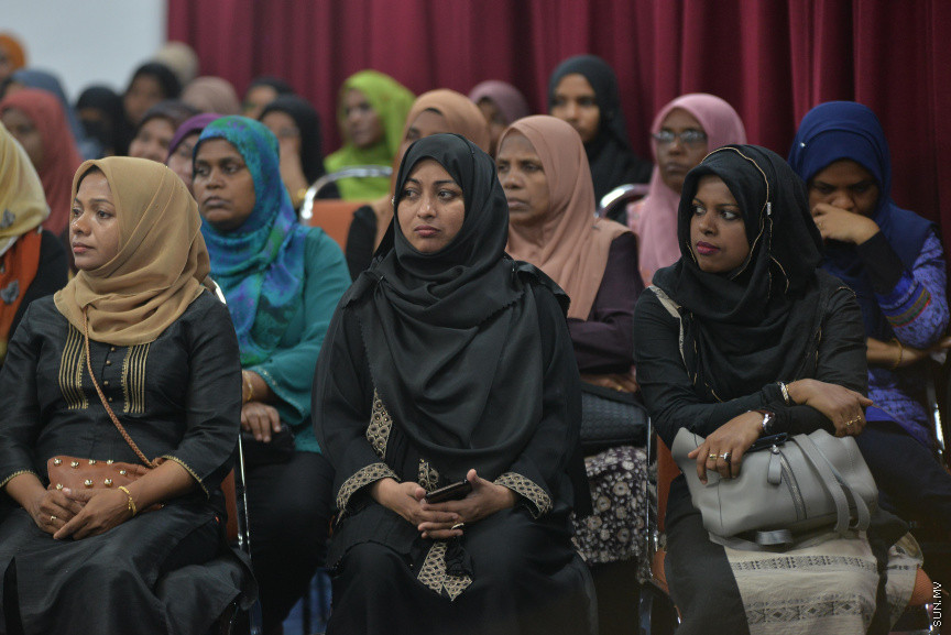 ޑރ. އަބްދުލްމަޖީދުގެ ތައުބީރުގެ ޖަލްސާގެ ތެރެއިން: ޑރ. އަބްދުލްމަޖީދުގެ ތައުބީރުގެ ޖަލްސާގައި އެމަނިކުފާނުގެ އަނބިކަނބަލުންނާއި ދަރިންގެ އިތުރުން އެމަނިކުފާނުގެ އަރިހުގައި މަސައްކަތްކުރެއްވި އަދި ހެޔޮއެދޭ ގިނަ ފަރާތްތަކަކުން ބައިވެރިވަޑައިގަތް --- ސަން ފޮޓޯ/ މުހައްމަދު އަފްރާހް