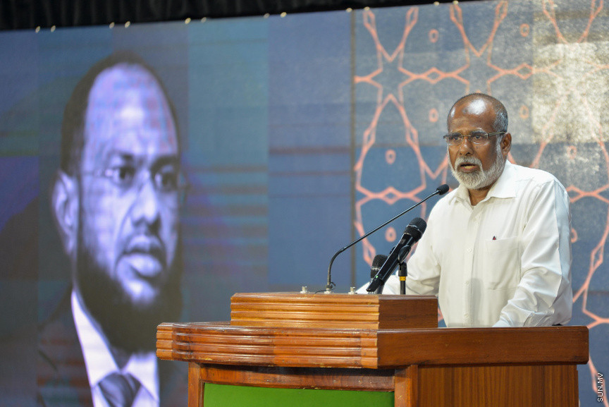ޑރ. އަބްދުލްމަޖީދުގެ ތައުބީރުގެ ޖަލްސާގެ ތެރެއިން: ޑރ. އަބްދުލްމަޖީދުގެ ތައުބީރުގެ ޖަލްސާގައި އެމަނިކުފާނުގެ އަނބިކަނބަލުންނާއި ދަރިންގެ އިތުރުން އެމަނިކުފާނުގެ އަރިހުގައި މަސައްކަތްކުރެއްވި އަދި ހެޔޮއެދޭ ގިނަ ފަރާތްތަކަކުން ބައިވެރިވަޑައިގަތް --- ސަން ފޮޓޯ/ މުހައްމަދު އަފްރާހް