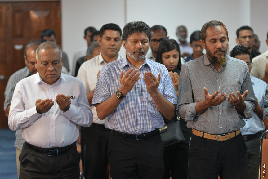 ޑރ. އަބްދުލްމަޖީދުގެ ތައުބީރުގެ ޖަލްސާގެ ތެރެއިން: ޑރ. އަބްދުލްމަޖީދުގެ ތައުބީރުގެ ޖަލްސާގައި އެމަނިކުފާނުގެ އަނބިކަނބަލުންނާއި ދަރިންގެ އިތުރުން އެމަނިކުފާނުގެ އަރިހުގައި މަސައްކަތްކުރެއްވި އަދި ހެޔޮއެދޭ ގިނަ ފަރާތްތަކަކުން ބައިވެރިވަޑައިގަތް --- ސަން ފޮޓޯ/ މުހައްމަދު އަފްރާހް
