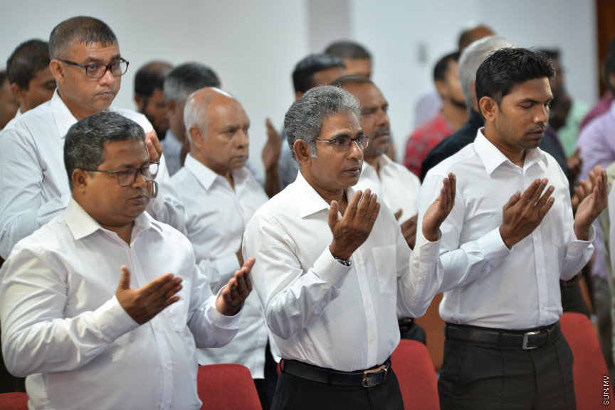 ޑރ. އަބްދުލްމަޖީދުގެ ތައުބީރުގެ ޖަލްސާގެ ތެރެއިން: ޑރ. އަބްދުލްމަޖީދުގެ ތައުބީރުގެ ޖަލްސާގައި އެމަނިކުފާނުގެ އަނބިކަނބަލުންނާއި ދަރިންގެ އިތުރުން އެމަނިކުފާނުގެ އަރިހުގައި މަސައްކަތްކުރެއްވި އަދި ހެޔޮއެދޭ ގިނަ ފަރާތްތަކަކުން ބައިވެރިވަޑައިގަތް --- ސަން ފޮޓޯ/ މުހައްމަދު އަފްރާހް