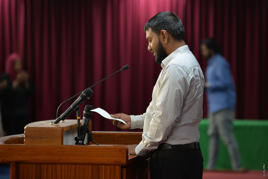 ޑރ. އަބްދުލްމަޖީދުގެ ތައުބީރުގެ ޖަލްސާގެ ތެރެއިން: ޑރ. އަބްދުލްމަޖީދުގެ ތައުބީރުގެ ޖަލްސާގައި އެމަނިކުފާނުގެ އަނބިކަނބަލުންނާއި ދަރިންގެ އިތުރުން އެމަނިކުފާނުގެ އަރިހުގައި މަސައްކަތްކުރެއްވި އަދި ހެޔޮއެދޭ ގިނަ ފަރާތްތަކަކުން ބައިވެރިވަޑައިގަތް --- ސަން ފޮޓޯ/ މުހައްމަދު އަފްރާހް