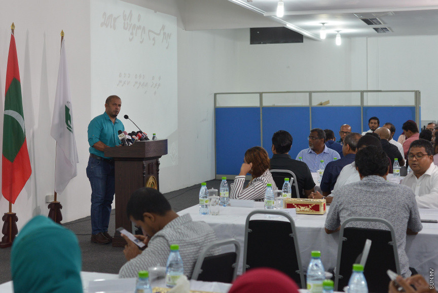 މިއަހަރުގެ ރިޔާސީ އިންތިޚާބު ބާއްވާނެ ތާރީހެއް އިއުލާންކުރުމަށް ބޭއްވި ރަސްމިއްޔާތުގެ ތެރެއިން: މިއަހަރުގެ ރިޔާސީ އިންތިޚާބު ސެޕްޓެމްބަރު މަހުގެ 23 ވަނަ ދުވަހު ބާއްވާގޮތަށް ނިންމައި އެކަން ވަނީ އިއުލާން ކޮށްފަ --- ސަން ފޮޓޯ/ މުހައްމަދު އަފްރާހް 