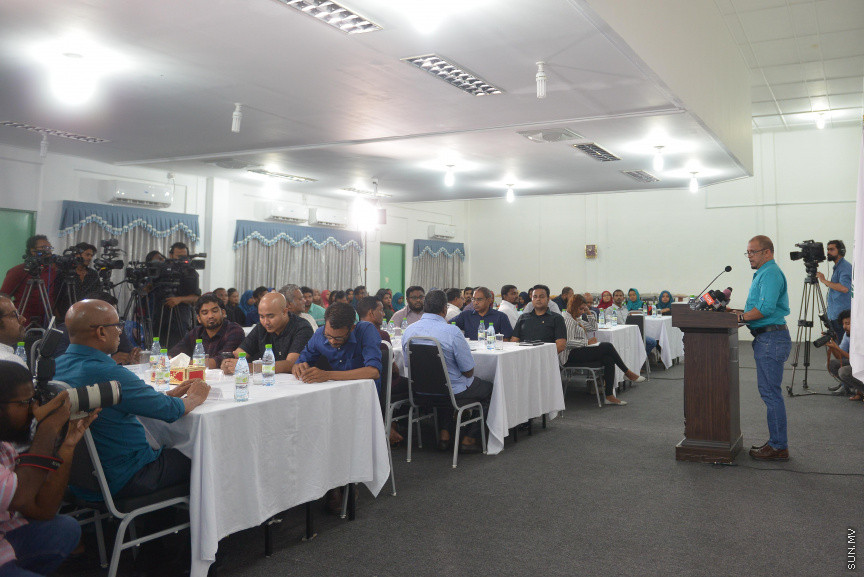 މިއަހަރުގެ ރިޔާސީ އިންތިޚާބު ބާއްވާނެ ތާރީހެއް އިއުލާންކުރުމަށް ބޭއްވި ރަސްމިއްޔާތުގެ ތެރެއިން: މިއަހަރުގެ ރިޔާސީ އިންތިޚާބު ސެޕްޓެމްބަރު މަހުގެ 23 ވަނަ ދުވަހު ބާއްވާގޮތަށް ނިންމައި އެކަން ވަނީ އިއުލާން ކޮށްފަ --- ސަން ފޮޓޯ/ މުހައްމަދު އަފްރާހް 