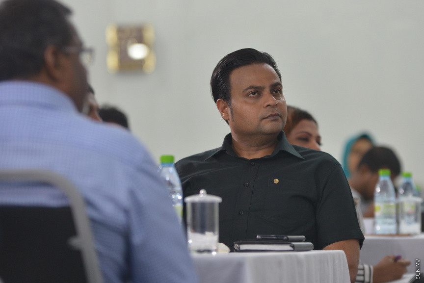 މިއަހަރުގެ ރިޔާސީ އިންތިޚާބު ބާއްވާނެ ތާރީހެއް އިއުލާންކުރުމަށް ބޭއްވި ރަސްމިއްޔާތުގެ ތެރެއިން: މިއަހަރުގެ ރިޔާސީ އިންތިޚާބު ސެޕްޓެމްބަރު މަހުގެ 23 ވަނަ ދުވަހު ބާއްވާގޮތަށް ނިންމައި އެކަން ވަނީ އިއުލާން ކޮށްފަ --- ސަން ފޮޓޯ/ މުހައްމަދު އަފްރާހް 