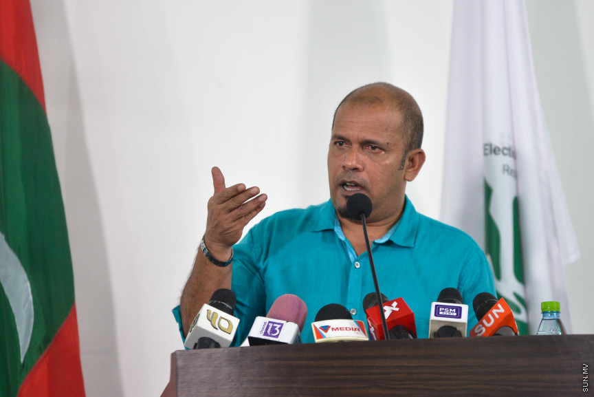މިއަހަރުގެ ރިޔާސީ އިންތިޚާބު ބާއްވާނެ ތާރީހެއް އިއުލާންކުރުމަށް ބޭއްވި ރަސްމިއްޔާތުގައި އިލެކްޝަންސް ކޮމިޝަންގެ ރައީސް އަހުމަދު ޝަރީފް ވާހަކަދައްކަވަނީ --- ސަން ފޮޓޯ/ މުހައްމަދު އަފްރާހް