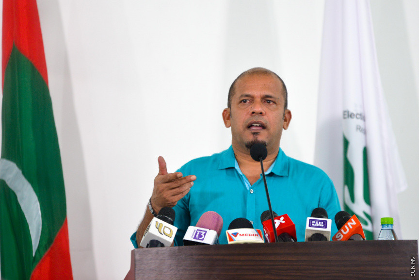 މިއަހަރުގެ ރިޔާސީ އިންތިޚާބު ބާއްވާނެ ތާރީހެއް އިއުލާންކުރުމަށް ބޭއްވި ރަސްމިއްޔާތުގައި އިލެކްޝަންސް ކޮމިޝަންގެ ރައީސް އަހުމަދު ޝަރީފް ވާހަކަދައްކަވަނީ --- ސަން ފޮޓޯ/ މުހައްމަދު އަފްރާހް