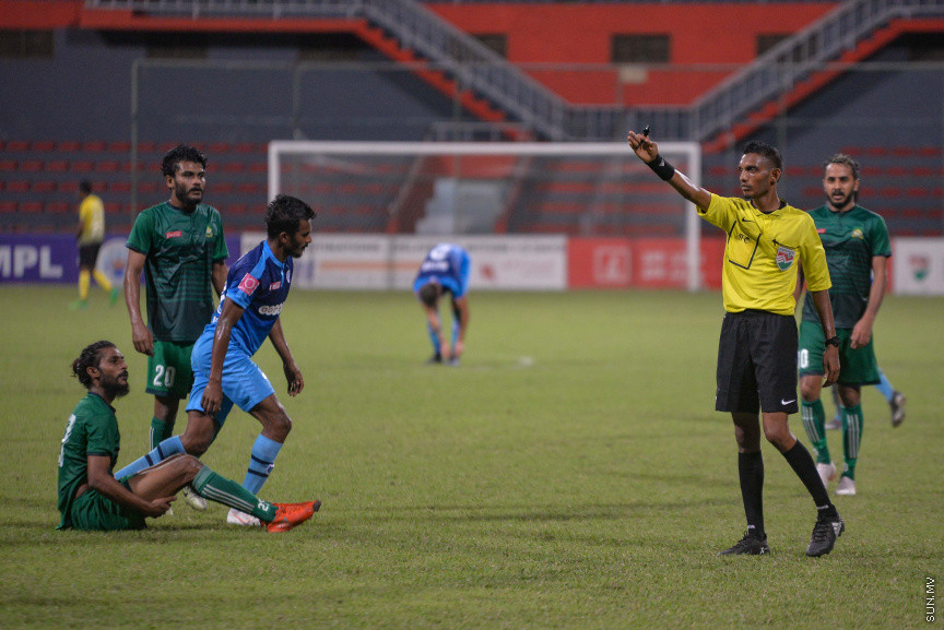 އެސްޓީއޯ މާލޭ ލީގުގައި ނިއު ރޭޑިއަންޓް ސްޕޯޓްސް ކްލަބު އާއި  މާޒިޔާ ސްޕޯޓްސް އެންޑް ރެކްރިއޭޝަން ބައްދަލު ކުރި މެޗުގެ ތެރެއިން---ސަން ފޮޓޯ/ މުހައްމަދު އަފްރާޙް