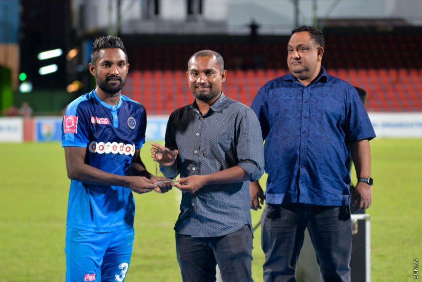 ނިއުއިން މާލޭ ލީގުގެ ޝީލްޑް އުފުލާލުމުގެ ތެރެއިން --- ސަން ފޮޓޯ/ މުހައްމދު އަފްރާހް
