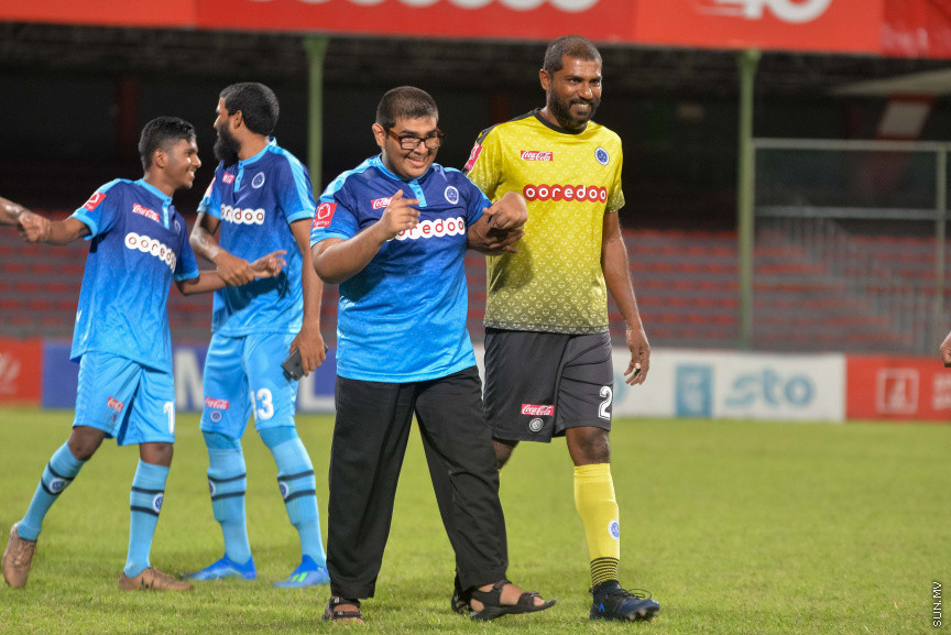 ނިއުއިން މާލޭ ލީގުގެ ޝީލްޑް އުފުލާލުމުގެ ތެރެއިން --- ސަން ފޮޓޯ/ މުހައްމދު އަފްރާހް

