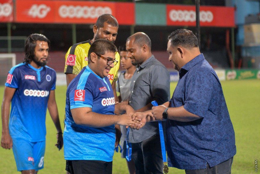 ނިއުއިން މާލޭ ލީގުގެ ޝީލްޑް އުފުލާލުމުގެ ތެރެއިން --- ސަން ފޮޓޯ/ މުހައްމދު އަފްރާހް
