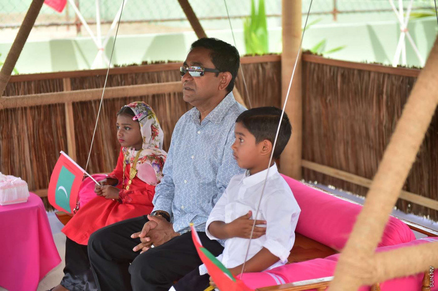ޖުލައި 2، 2018: ށ. އަތޮޅުގެ ހަތަރު ރަށަކަށް ރައީސް ޔާމީން ފެއްޓެވި ރަސްމީ ދަތުރުފުޅުގައި ބިލެއްފައްސަށް ވަޑައިގެން އެރަށުގެ ރައްޔިތުންނާ ބައްދަލުކުރައްވައި، ރަށުގެ ގޮނޑުދޮށް ހިމާޔަތްކުރުމުގެ މަޝްރޫޢުގެ ނިންމުން ފާހަގަކުރުން -- ފޮޓޯ/ ރައީސް އޮފީސް