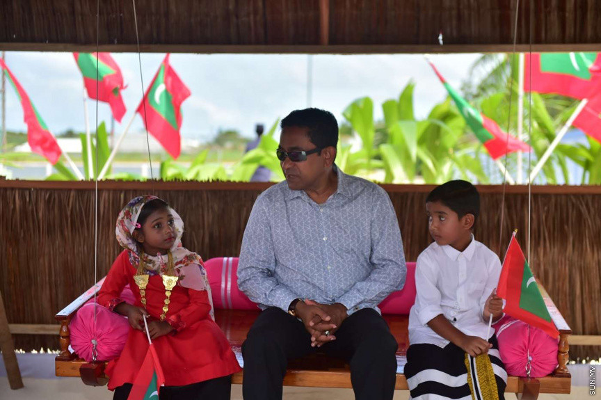 ޖުލައި 2، 2018: ށ. އަތޮޅުގެ ހަތަރު ރަށަކަށް ރައީސް ޔާމީން ފެއްޓެވި ރަސްމީ ދަތުރުފުޅުގައި ބިލެއްފައްސަށް ވަޑައިގެން އެރަށުގެ ރައްޔިތުންނާ ބައްދަލުކުރައްވައި، ރަށުގެ ގޮނޑުދޮށް ހިމާޔަތްކުރުމުގެ މަޝްރޫޢުގެ ނިންމުން ފާހަގަކުރުން -- ފޮޓޯ/ ރައީސް އޮފީސް