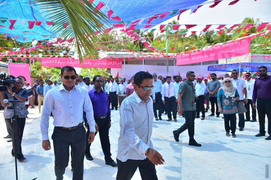ޖުލައި 2، 2018: ށ. އަތޮޅުގެ ހަތަރު ރަށަކަށް ރައީސް ޔާމީން ފެއްޓެވި ރަސްމީ ދަތުރުފުޅުގައި ބިލެއްފައްސަށް ވަޑައިގެން އެރަށުގެ ރައްޔިތުންނާ ބައްދަލުކުރައްވައި، ރަށުގެ ގޮނޑުދޮށް ހިމާޔަތްކުރުމުގެ މަޝްރޫޢުގެ ނިންމުން ފާހަގަކުރުން -- ފޮޓޯ/ ރައީސް އޮފީސް