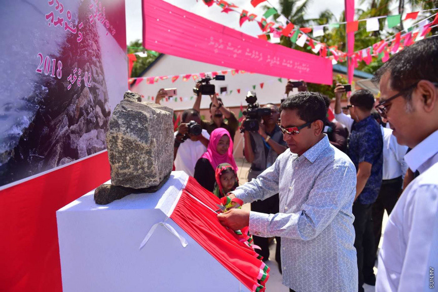 ޖުލައި 2، 2018: ށ. އަތޮޅުގެ ހަތަރު ރަށަކަށް ރައީސް ޔާމީން ފެއްޓެވި ރަސްމީ ދަތުރުފުޅުގައި ބިލެއްފައްސަށް ވަޑައިގެން އެރަށުގެ ރައްޔިތުންނާ ބައްދަލުކުރައްވައި، ރަށުގެ ގޮނޑުދޮށް ހިމާޔަތްކުރުމުގެ މަޝްރޫޢުގެ ނިންމުން ފާހަގަކުރުން -- ފޮޓޯ/ ރައީސް އޮފީސް