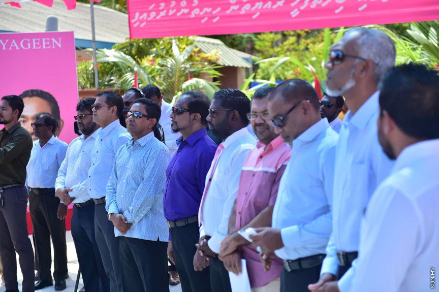 ޖުލައި 2، 2018: ށ. އަތޮޅުގެ ހަތަރު ރަށަކަށް ރައީސް ޔާމީން ފެއްޓެވި ރަސްމީ ދަތުރުފުޅުގައި ބިލެއްފައްސަށް ވަޑައިގެން އެރަށުގެ ރައްޔިތުންނާ ބައްދަލުކުރައްވައި، ރަށުގެ ގޮނޑުދޮށް ހިމާޔަތްކުރުމުގެ މަޝްރޫޢުގެ ނިންމުން ފާހަގަކުރުން -- ފޮޓޯ/ ރައީސް އޮފީސް