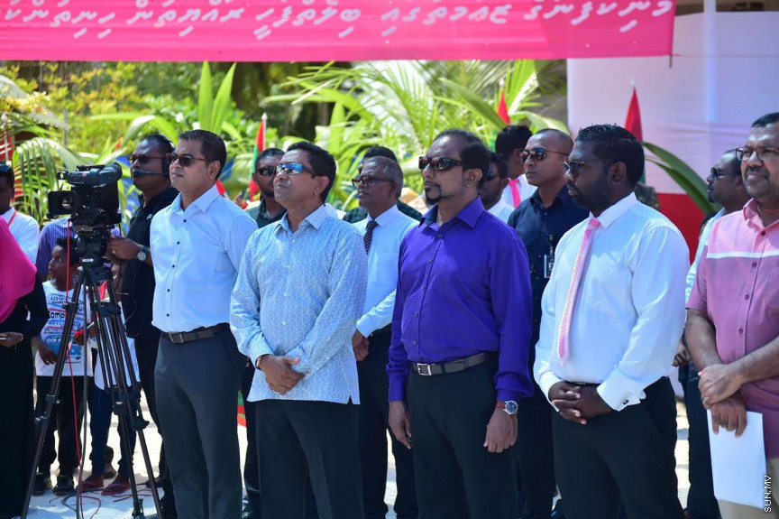 ޖުލައި 2، 2018: ށ. އަތޮޅުގެ ހަތަރު ރަށަކަށް ރައީސް ޔާމީން ފެއްޓެވި ރަސްމީ ދަތުރުފުޅުގައި ބިލެއްފައްސަށް ވަޑައިގެން އެރަށުގެ ރައްޔިތުންނާ ބައްދަލުކުރައްވައި، ރަށުގެ ގޮނޑުދޮށް ހިމާޔަތްކުރުމުގެ މަޝްރޫޢުގެ ނިންމުން ފާހަގަކުރުން -- ފޮޓޯ/ ރައީސް އޮފީސް