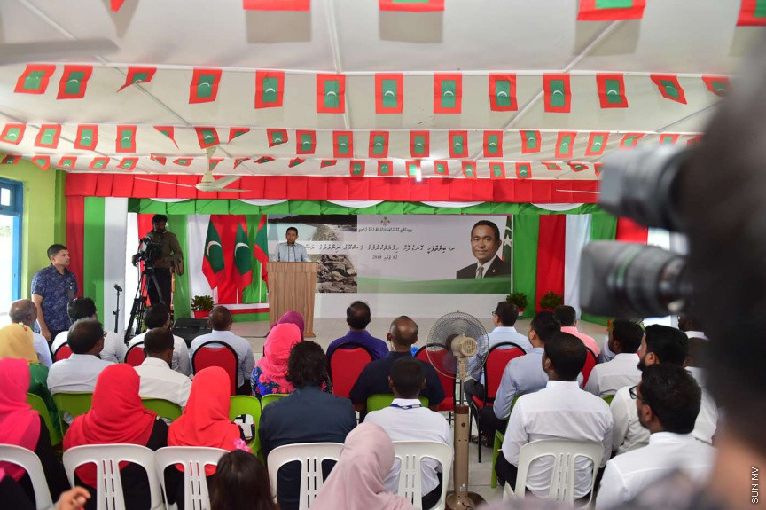ޖުލައި 2، 2018: ށ. އަތޮޅުގެ ހަތަރު ރަށަކަށް ރައީސް ޔާމީން ފެއްޓެވި ރަސްމީ ދަތުރުފުޅުގައި ބިލެއްފައްސަށް ވަޑައިގެން އެރަށުގެ ރައްޔިތުންނާ ބައްދަލުކުރައްވައި، ރަށުގެ ގޮނޑުދޮށް ހިމާޔަތްކުރުމުގެ މަޝްރޫޢުގެ ނިންމުން ފާހަގަކުރުން -- ފޮޓޯ/ ރައީސް އޮފީސް