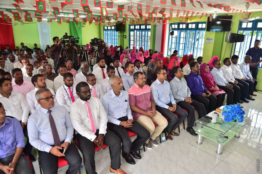 ޖުލައި 2، 2018: ށ. އަތޮޅުގެ ހަތަރު ރަށަކަށް ރައީސް ޔާމީން ފެއްޓެވި ރަސްމީ ދަތުރުފުޅުގައި ބިލެއްފައްސަށް ވަޑައިގެން އެރަށުގެ ރައްޔިތުންނާ ބައްދަލުކުރައްވައި، ރަށުގެ ގޮނޑުދޮށް ހިމާޔަތްކުރުމުގެ މަޝްރޫޢުގެ ނިންމުން ފާހަގަކުރުން -- ފޮޓޯ/ ރައީސް އޮފީސް