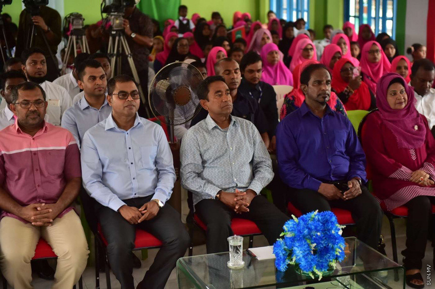 ޖުލައި 2، 2018: ށ. އަތޮޅުގެ ހަތަރު ރަށަކަށް ރައީސް ޔާމީން ފެއްޓެވި ރަސްމީ ދަތުރުފުޅުގައި ބިލެއްފައްސަށް ވަޑައިގެން އެރަށުގެ ރައްޔިތުންނާ ބައްދަލުކުރައްވައި، ރަށުގެ ގޮނޑުދޮށް ހިމާޔަތްކުރުމުގެ މަޝްރޫޢުގެ ނިންމުން ފާހަގަކުރުން -- ފޮޓޯ/ ރައީސް އޮފީސްޖުލައި 2، 2018: ށ. އަތޮޅުގެ ހަތަރު ރަށަކަށް ރައީސް ޔާމީން ފެއްޓެވި ރަސްމީ ދަތުރުފުޅުގައި ބިލެއްފައްސަށް ވަޑައިގެން އެރަށުގެ ރައްޔިތުންނާ ބައްދަލުކުރައްވައި، ރަށުގެ ގޮނޑުދޮށް ހިމާޔަތްކުރުމުގެ މަޝްރޫޢުގެ ނިންމުން ފާހަގަކުރުން -- ފޮޓޯ/ ރައީސް އޮފީސް