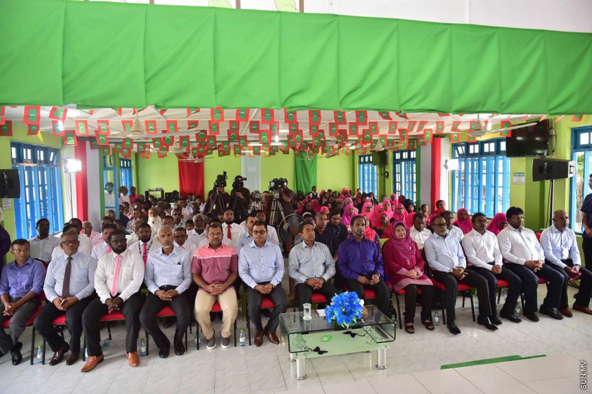 ޖުލައި 2، 2018: ށ. އަތޮޅުގެ ހަތަރު ރަށަކަށް ރައީސް ޔާމީން ފެއްޓެވި ރަސްމީ ދަތުރުފުޅުގައި ބިލެއްފައްސަށް ވަޑައިގެން އެރަށުގެ ރައްޔިތުންނާ ބައްދަލުކުރައްވައި، ރަށުގެ ގޮނޑުދޮށް ހިމާޔަތްކުރުމުގެ މަޝްރޫޢުގެ ނިންމުން ފާހަގަކުރުން -- ފޮޓޯ/ ރައީސް އޮފީސް