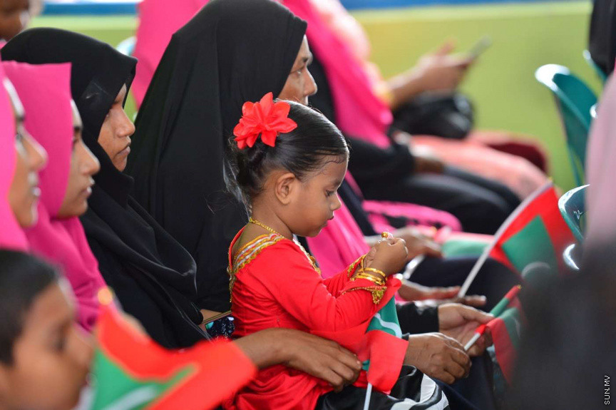 ޖުލައި 2، 2018: ށ. އަތޮޅުގެ ހަތަރު ރަށަކަށް ރައީސް ޔާމީން ފެއްޓެވި ރަސްމީ ދަތުރުފުޅުގައި ބިލެއްފައްސަށް ވަޑައިގެން އެރަށުގެ ރައްޔިތުންނާ ބައްދަލުކުރައްވައި، ރަށުގެ ގޮނޑުދޮށް ހިމާޔަތްކުރުމުގެ މަޝްރޫޢުގެ ނިންމުން ފާހަގަކުރުން -- ފޮޓޯ/ ރައީސް އޮފީސް