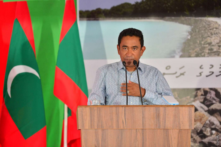 ޖުލައި 2، 2018: ށ. އަތޮޅުގެ ހަތަރު ރަށަކަށް ރައީސް ޔާމީން ފެއްޓެވި ރަސްމީ ދަތުރުފުޅުގައި ބިލެއްފައްސަށް ވަޑައިގެން އެރަށުގެ ރައްޔިތުންނާ ބައްދަލުކުރައްވައި، ރަށުގެ ގޮނޑުދޮށް ހިމާޔަތްކުރުމުގެ މަޝްރޫޢުގެ ނިންމުން ފާހަގަކުރުން -- ފޮޓޯ/ ރައީސް އޮފީސް