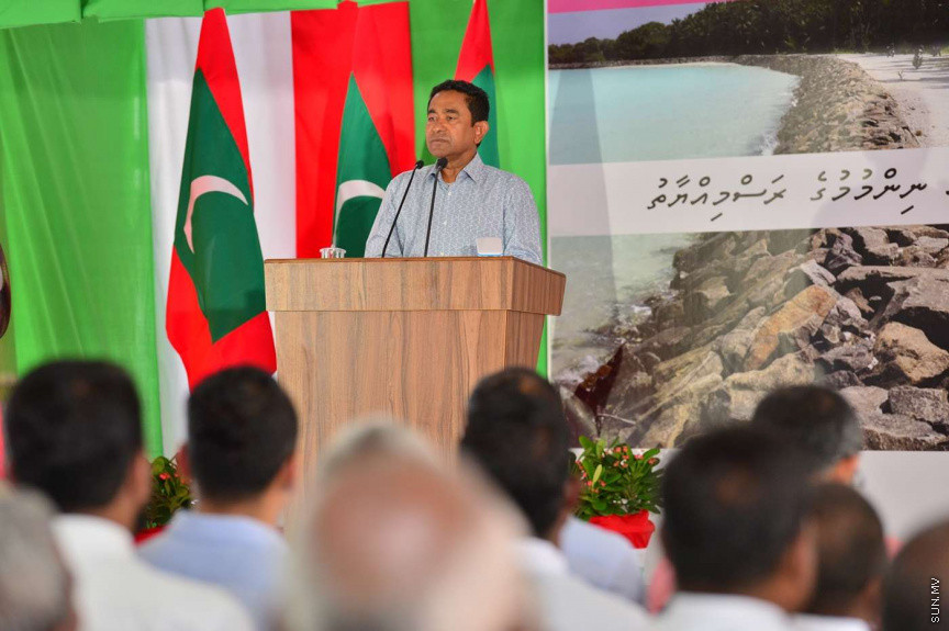 ޖުލައި 2، 2018: ށ. އަތޮޅުގެ ހަތަރު ރަށަކަށް ރައީސް ޔާމީން ފެއްޓެވި ރަސްމީ ދަތުރުފުޅުގައި ބިލެއްފައްސަށް ވަޑައިގެން އެރަށުގެ ރައްޔިތުންނާ ބައްދަލުކުރައްވައި، ރަށުގެ ގޮނޑުދޮށް ހިމާޔަތްކުރުމުގެ މަޝްރޫޢުގެ ނިންމުން ފާހަގަކުރުން -- ފޮޓޯ/ ރައީސް އޮފީސް