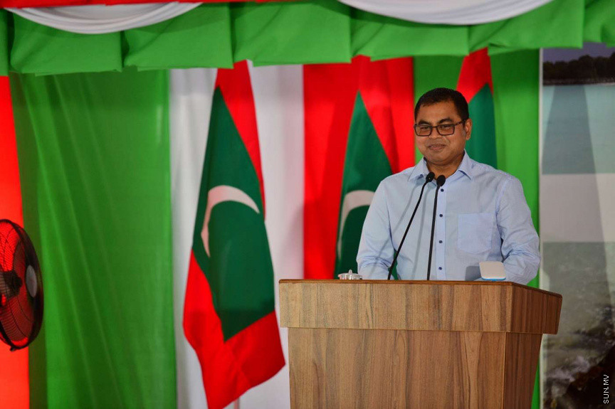 ޖުލައި 2، 2018: ށ. އަތޮޅުގެ ހަތަރު ރަށަކަށް ރައީސް ޔާމީން ފެއްޓެވި ރަސްމީ ދަތުރުފުޅުގައި ބިލެއްފައްސަށް ވަޑައިގެން އެރަށުގެ ރައްޔިތުންނާ ބައްދަލުކުރައްވައި، ރަށުގެ ގޮނޑުދޮށް ހިމާޔަތްކުރުމުގެ މަޝްރޫޢުގެ ނިންމުން ފާހަގަކުރުން -- ފޮޓޯ/ ރައީސް އޮފީސް