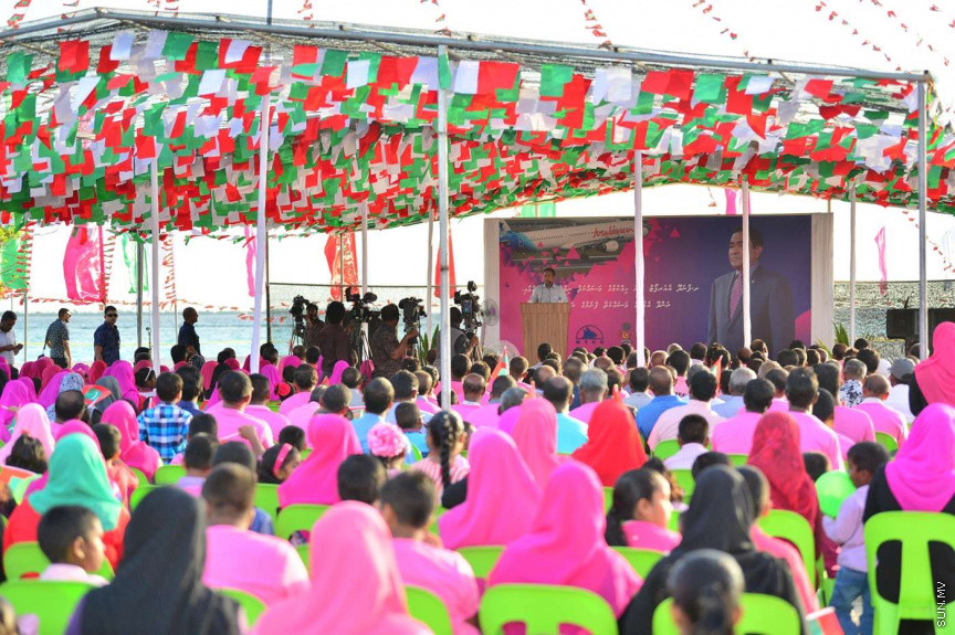 ރައީސުލްޖުމްހޫރިއްޔާ، ށ. ފުނަދޫ އެއަރޕޯޓް ބިން ހިއްކުމުގެ މަސައްކަތުގެ ނިންމުން ފާހަގަކޮށްދެއްވައި، ރަންވޭ އެޅުމުގެ މަސައްކަތް ފަށްޓަވައިދެއްވުން--- ފޮޓޯ/ ރައީސް އޮފީސް
