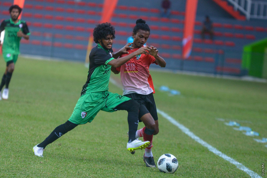 ދިރާގު ދިވެހި ޕްރިމިއާ ލީގުގައި ތ. ތިމަރަފުއްޓާއި ށ. ފޯކައިދޫ ކުޅުނު މެޗުގެ ތެރެއިން: އެ މެޗު ނިމުނީ 2-2ގެ ނަތީޖާއަކުން އެއްވަރުވެގެން --- ސަން ފޮޓޯ/ މުހައްމަދު އަފްރާހް
