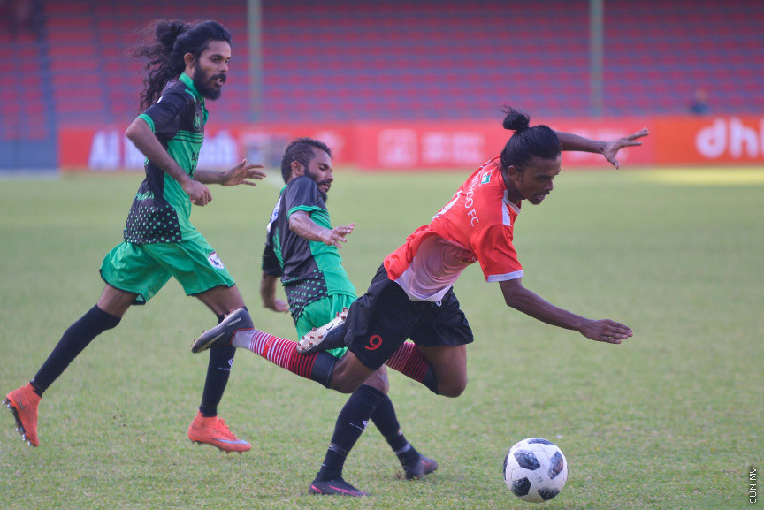 ދިރާގު ދިވެހި ޕްރިމިއާ ލީގުގައި ތ. ތިމަރަފުއްޓާއި ށ. ފޯކައިދޫ ކުޅުނު މެޗުގެ ތެރެއިން: އެ މެޗު ނިމުނީ 2-2ގެ ނަތީޖާއަކުން އެއްވަރުވެގެން --- ސަން ފޮޓޯ/ މުހައްމަދު އަފްރާހް
