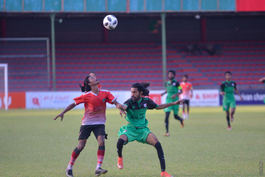 ދިރާގު ދިވެހި ޕްރިމިއާ ލީގުގައި ތ. ތިމަރަފުއްޓާއި ށ. ފޯކައިދޫ ކުޅުނު މެޗުގެ ތެރެއިން: އެ މެޗު ނިމުނީ 2-2ގެ ނަތީޖާއަކުން އެއްވަރުވެގެން --- ސަން ފޮޓޯ/ މުހައްމަދު އަފްރާހް
